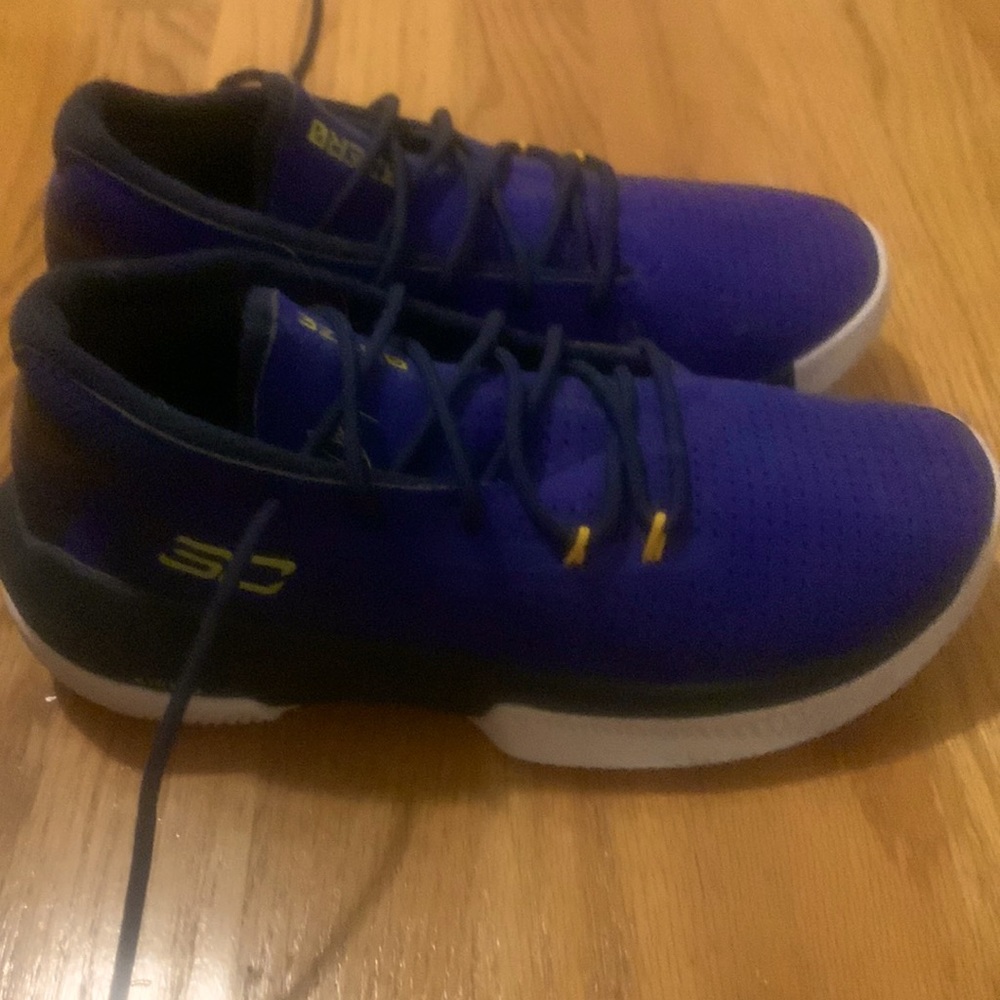 Basketball shoes